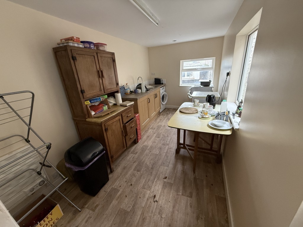 Lot: 152 - TERRACED PROPERTY FOR COMPLETE REFURBISHMENT IN VILLAGE LOCATION - General view of the kitchen